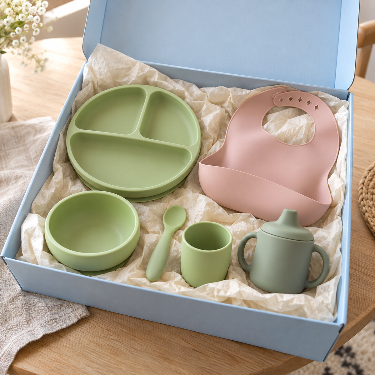 Coffret Premiers repas ouvert : set de repas vert pomme, tasse d'apprentissage vert sauge et bavoir rose poudré